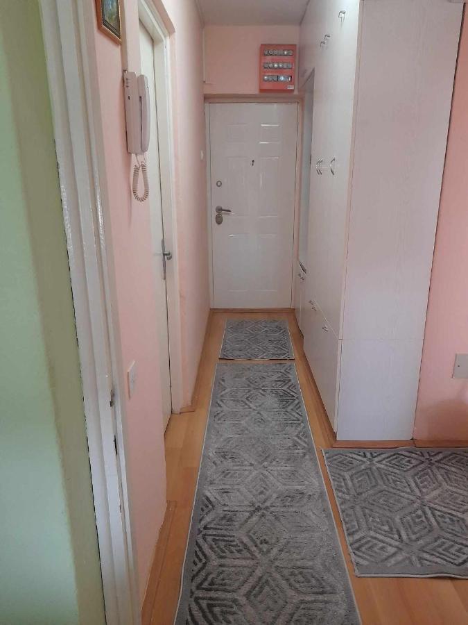 Square Apartment *
